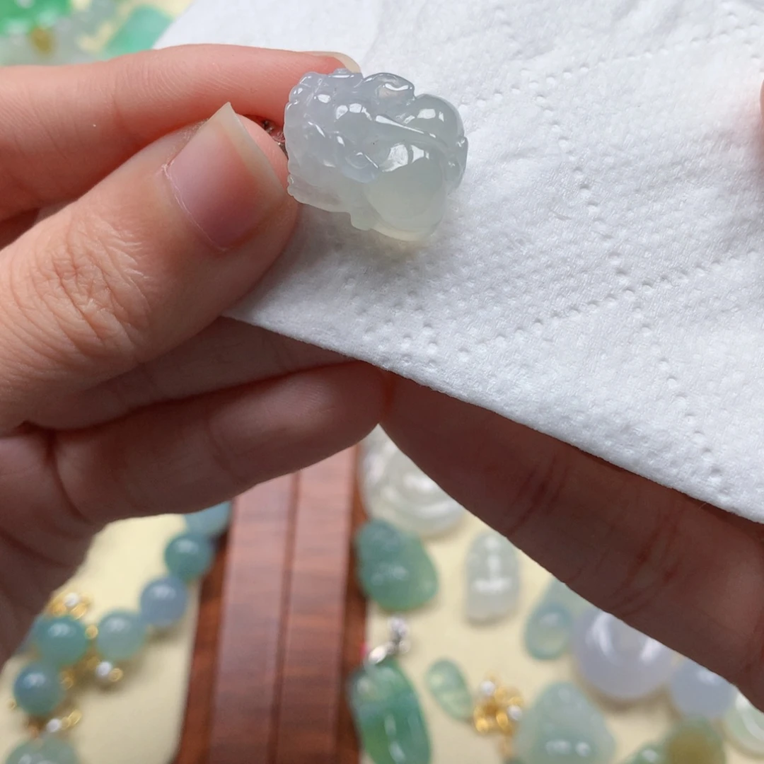 翡翠未镶嵌颈饰是