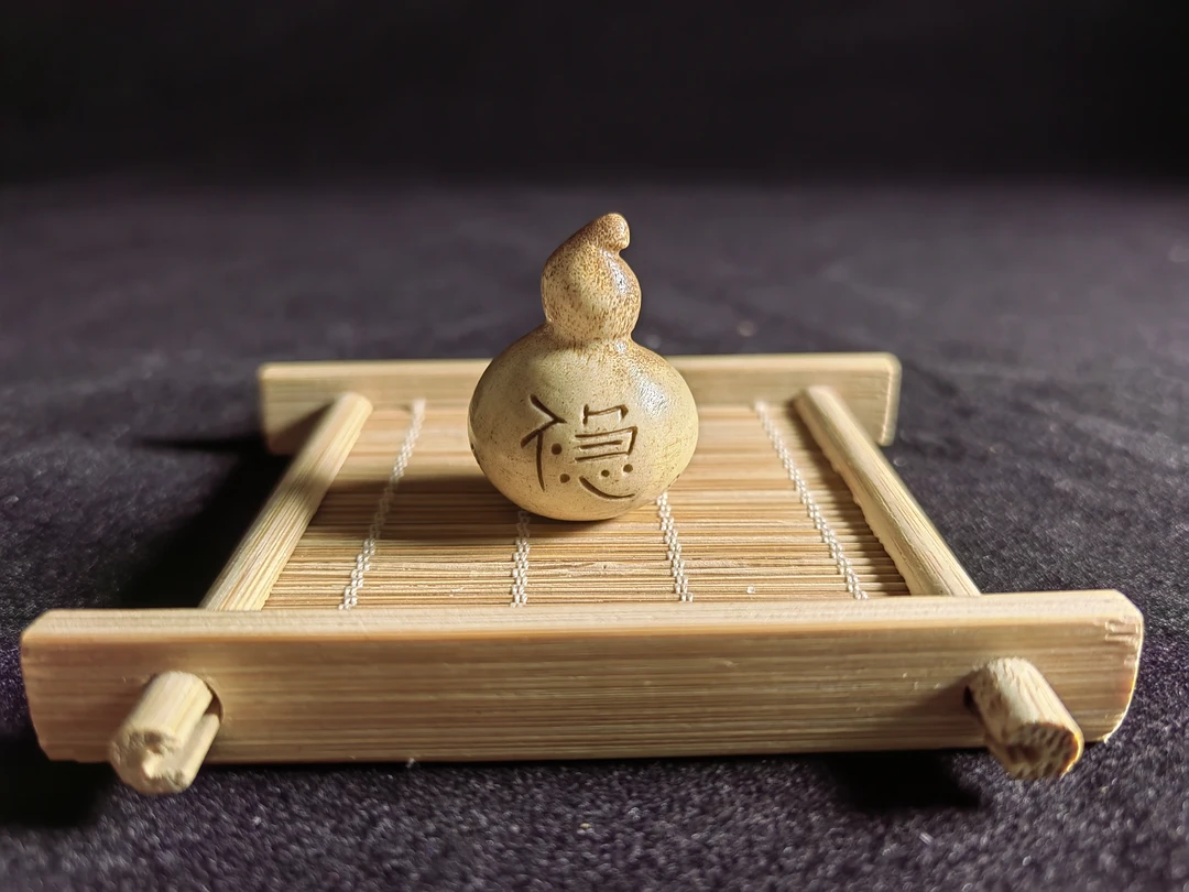 鹿角手工雕刻，葫芦《稳》采用古法秘方炼色工艺，盘玩以后效果更佳。
