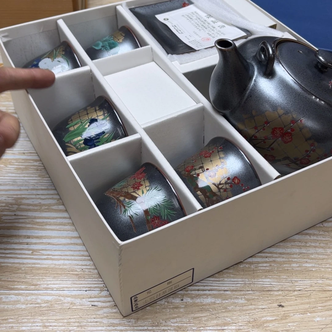 瓷片海*哥密密麻麻地排列着一个大