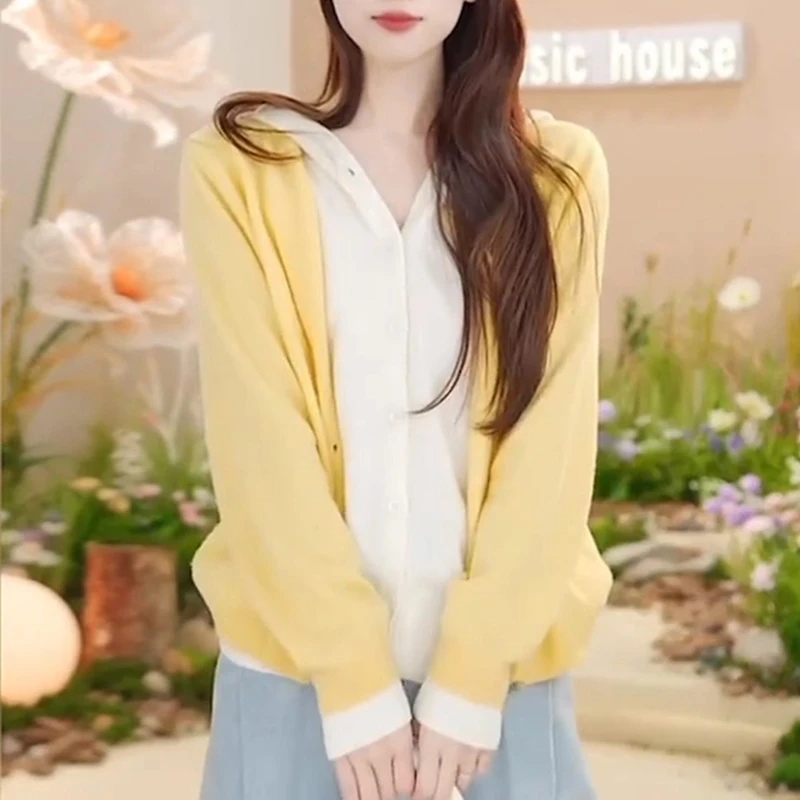 时尚撞色连帽长袖针织衫女2025春秋新款网红洋气时髦减龄开衫上衣