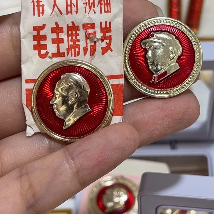 辉达利红色收藏纪念章