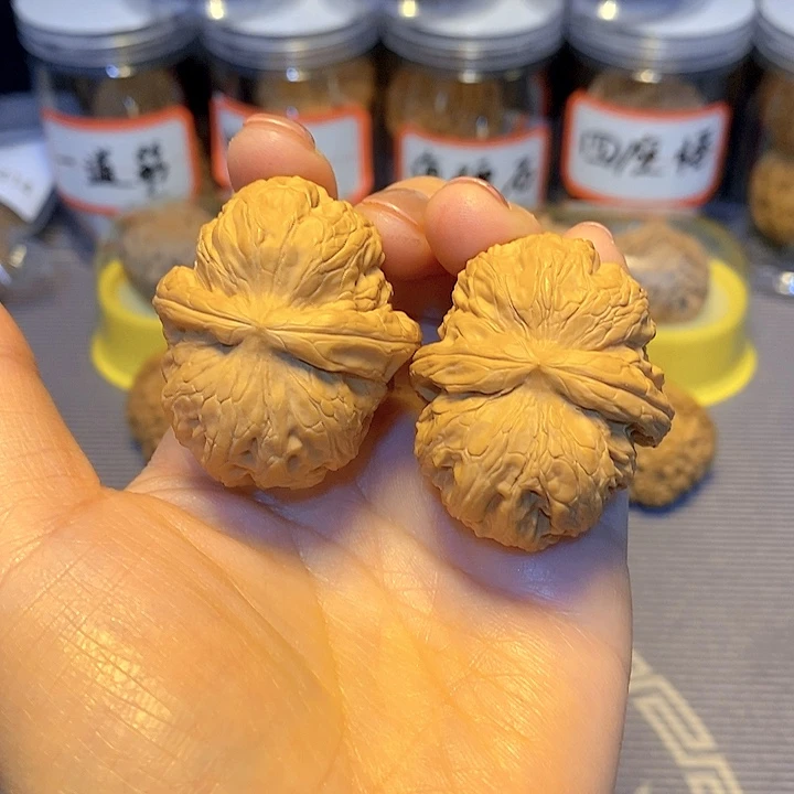 桃核把件411。元宝。42