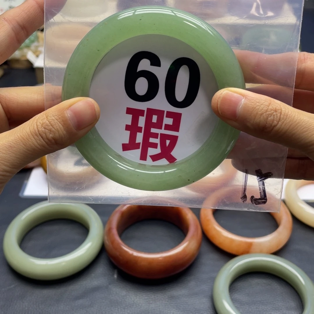 未镶嵌手镯石英质玉