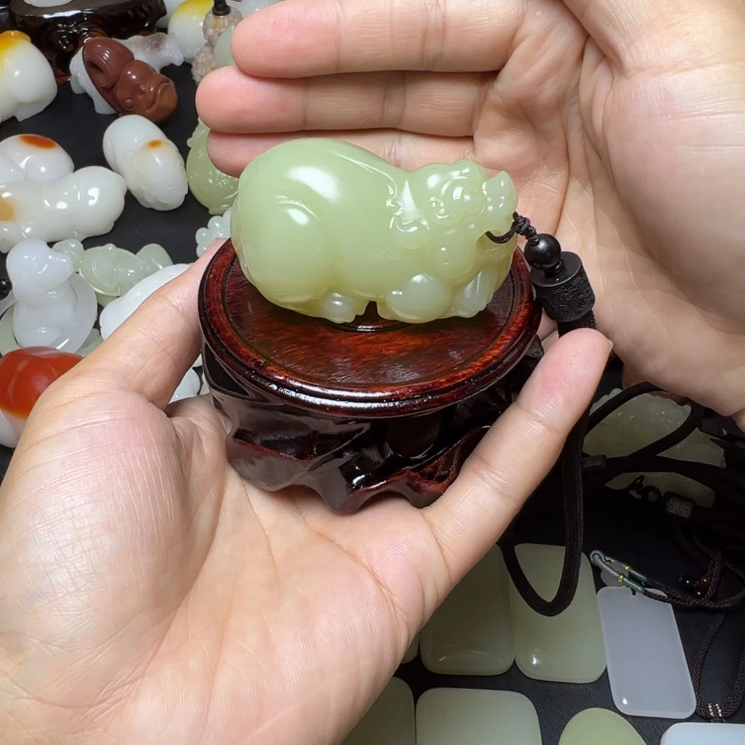 新疆昆仑山脉料子：天然料子：貔貅