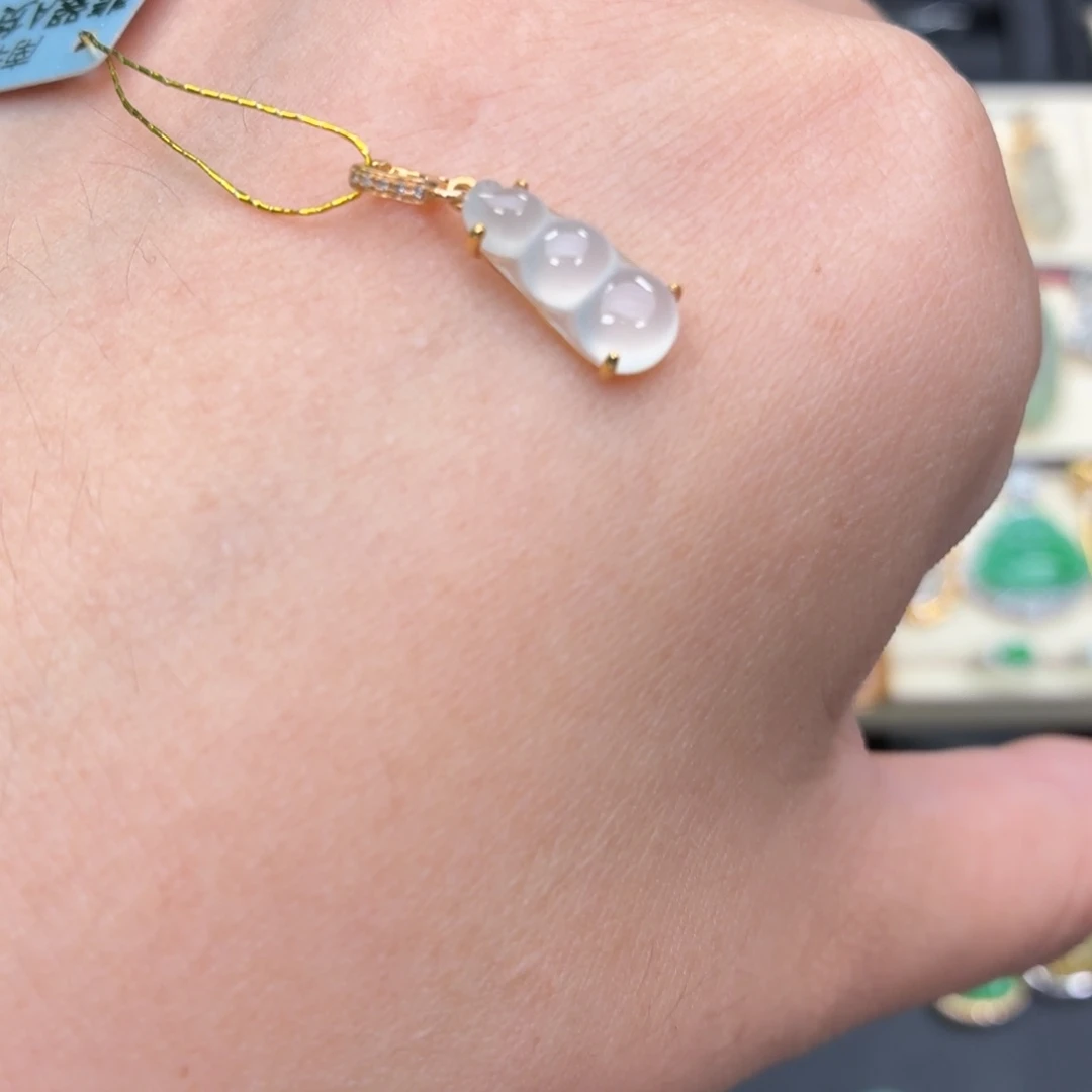 颈饰18K金镶嵌翡翠