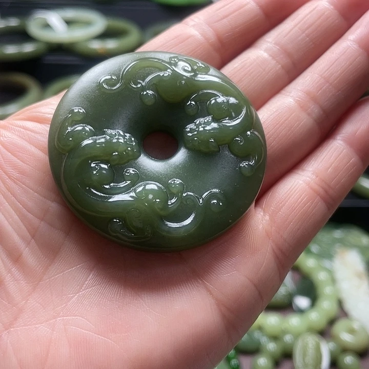 细***显和田玉未镶嵌颈饰