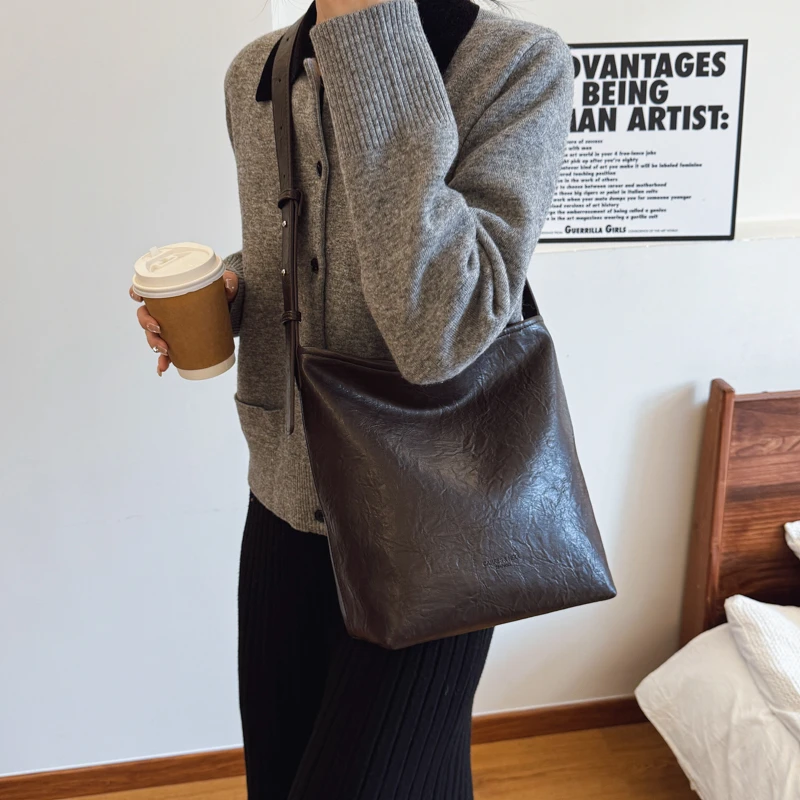 新款拉链版大容量水桶包包女高级感休闲百搭简约单肩斜挎通勤包