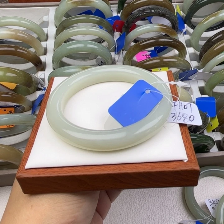 未镶嵌手镯和田玉七月