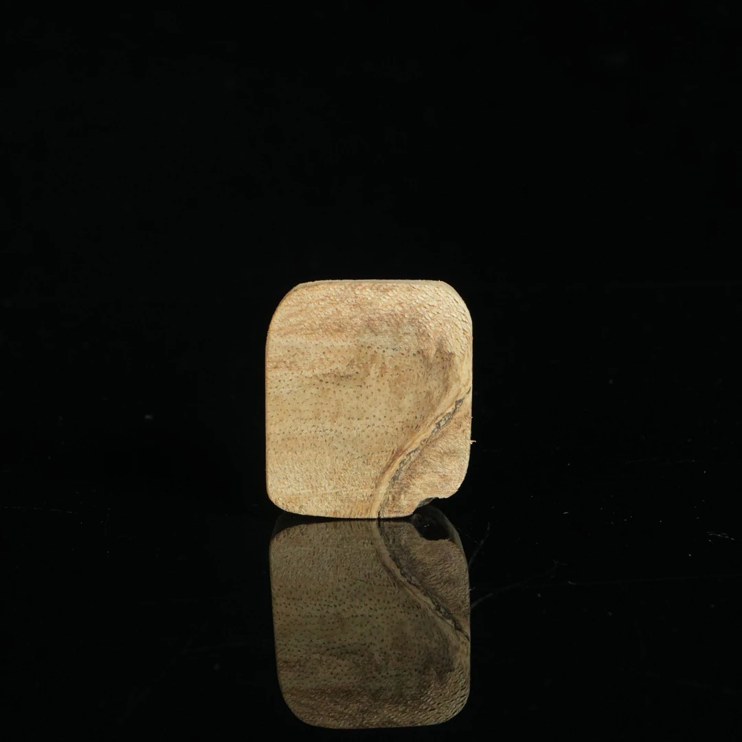 DY-B1464 柬埔寨红油软丝沉香素牌 3.74×3.24×1.09cm 5g