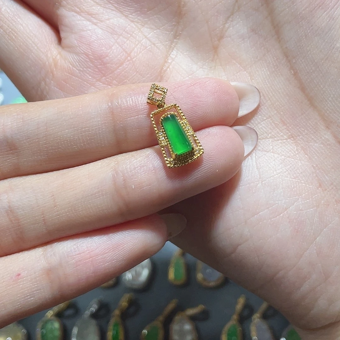 翡翠18K金镶嵌颈饰翡翠