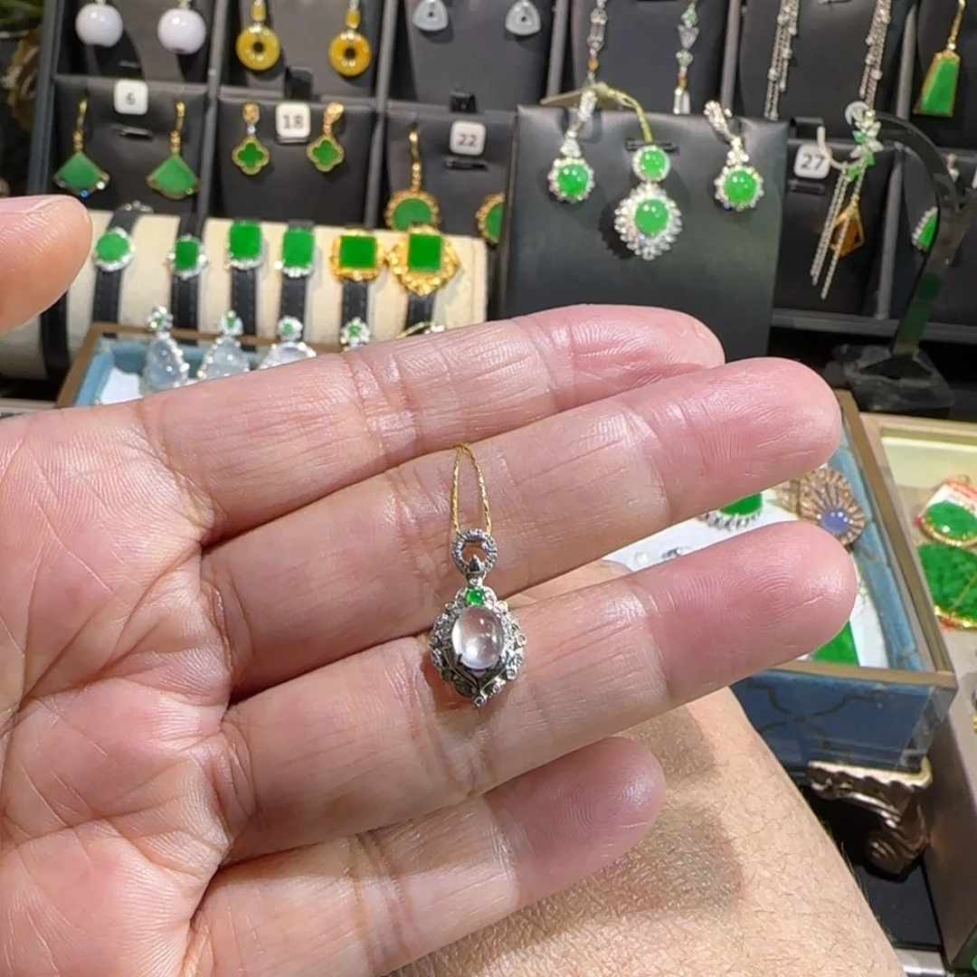 翡翠18K金镶嵌颈饰吊坠