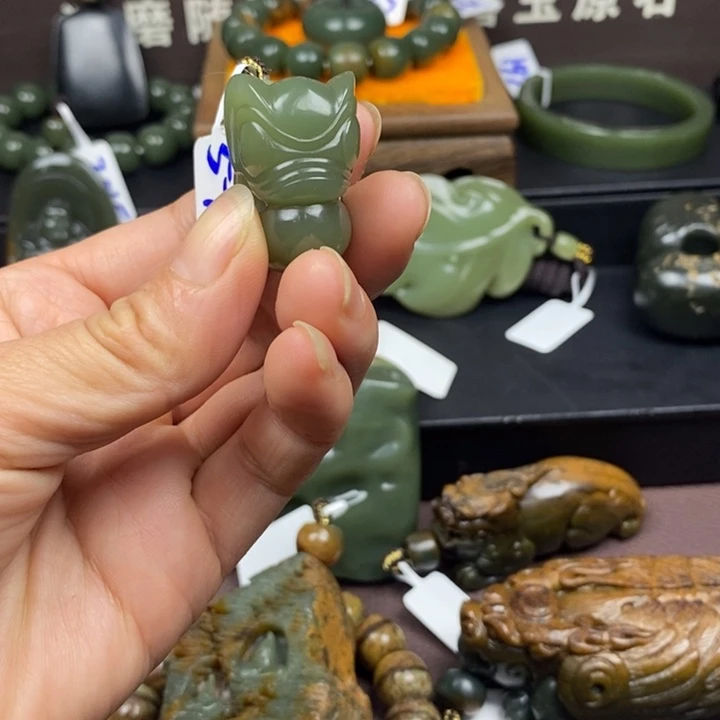 颈饰未镶嵌岫岩老玉（透闪石质玉）