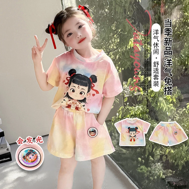 (亮灯款)夏季女童甜美哪吒新款套装卡通洋气扎染短袖短裤两件套