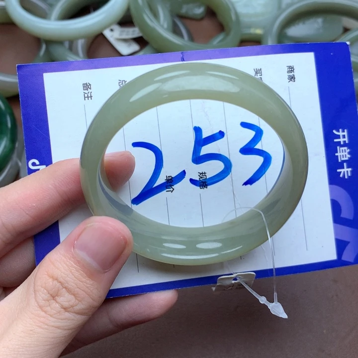 嘟****和田玉未镶嵌手镯