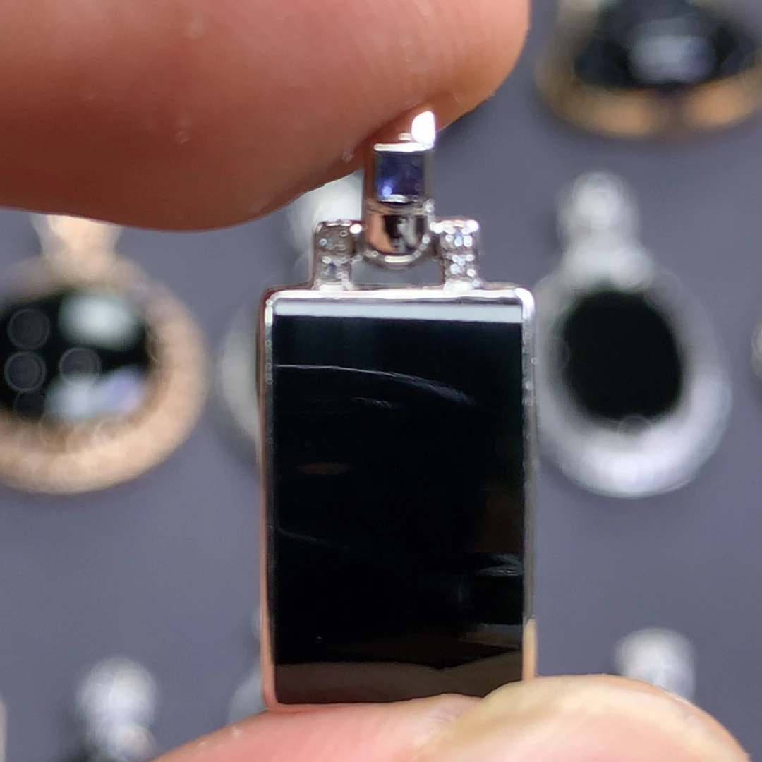 颈饰18K金镶嵌翡翠墨翠无事牌