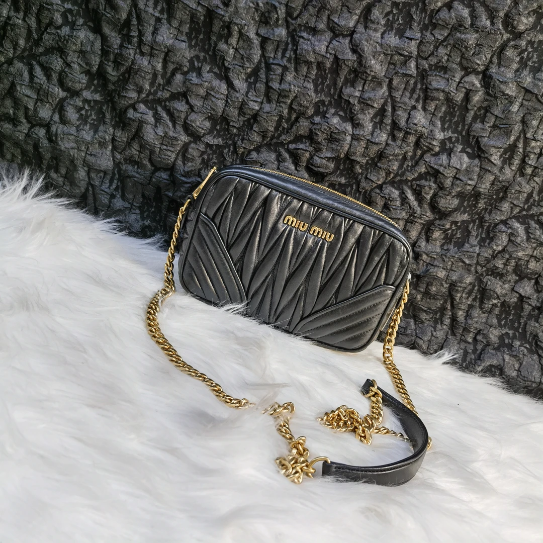 95新 MIU MIU/缪缪 缪缪黑金小号相机包斜挎包