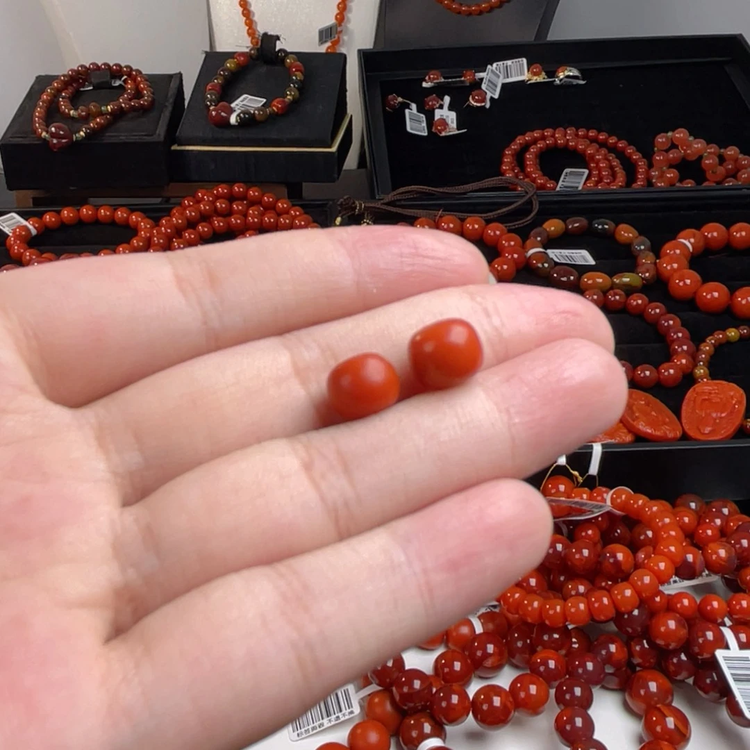 未镶嵌一件南红玛瑙