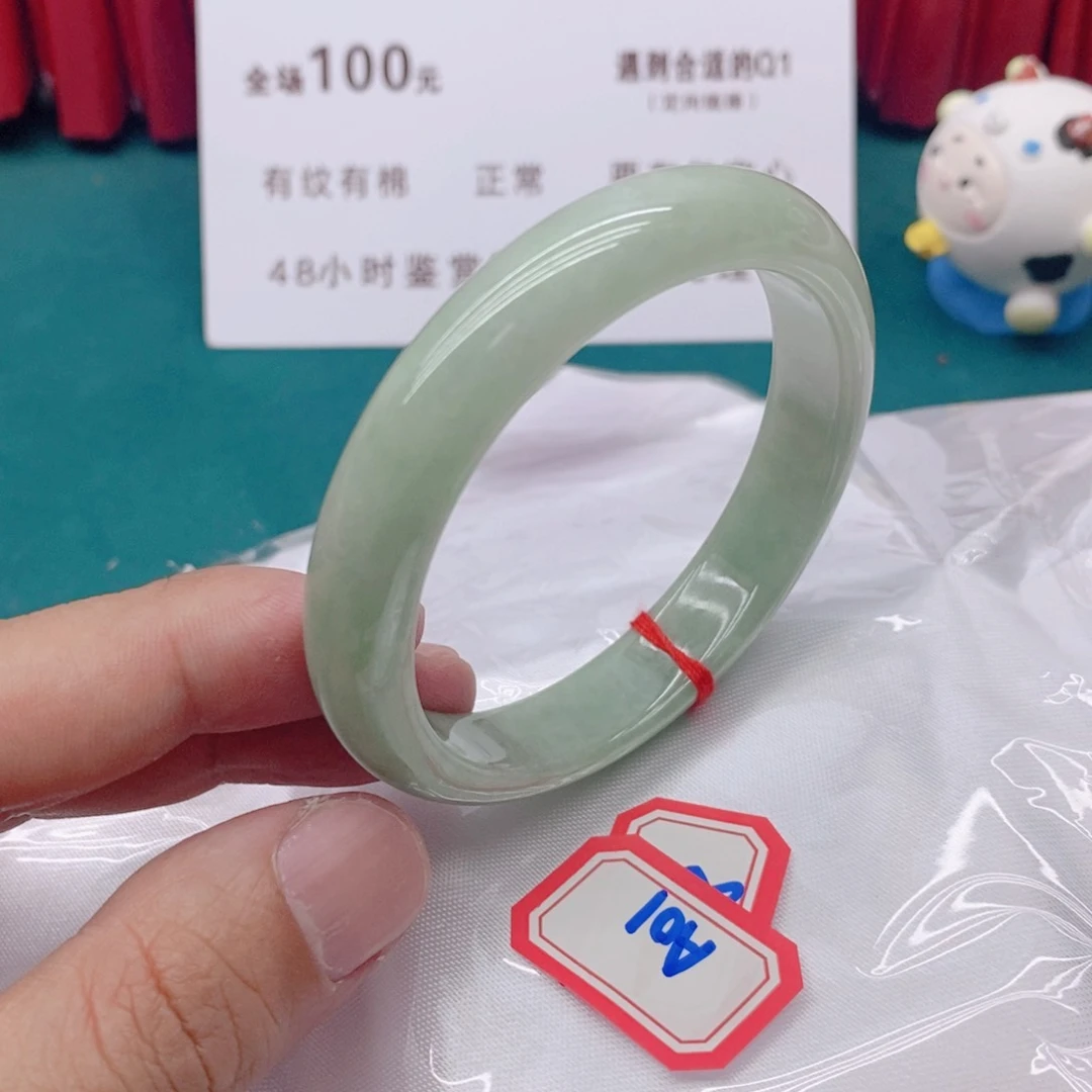 翡翠手镯未镶嵌。*A0111111111