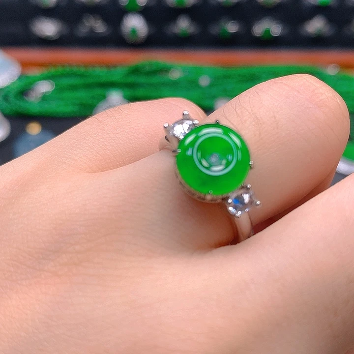 颈饰未镶嵌翡翠戒指