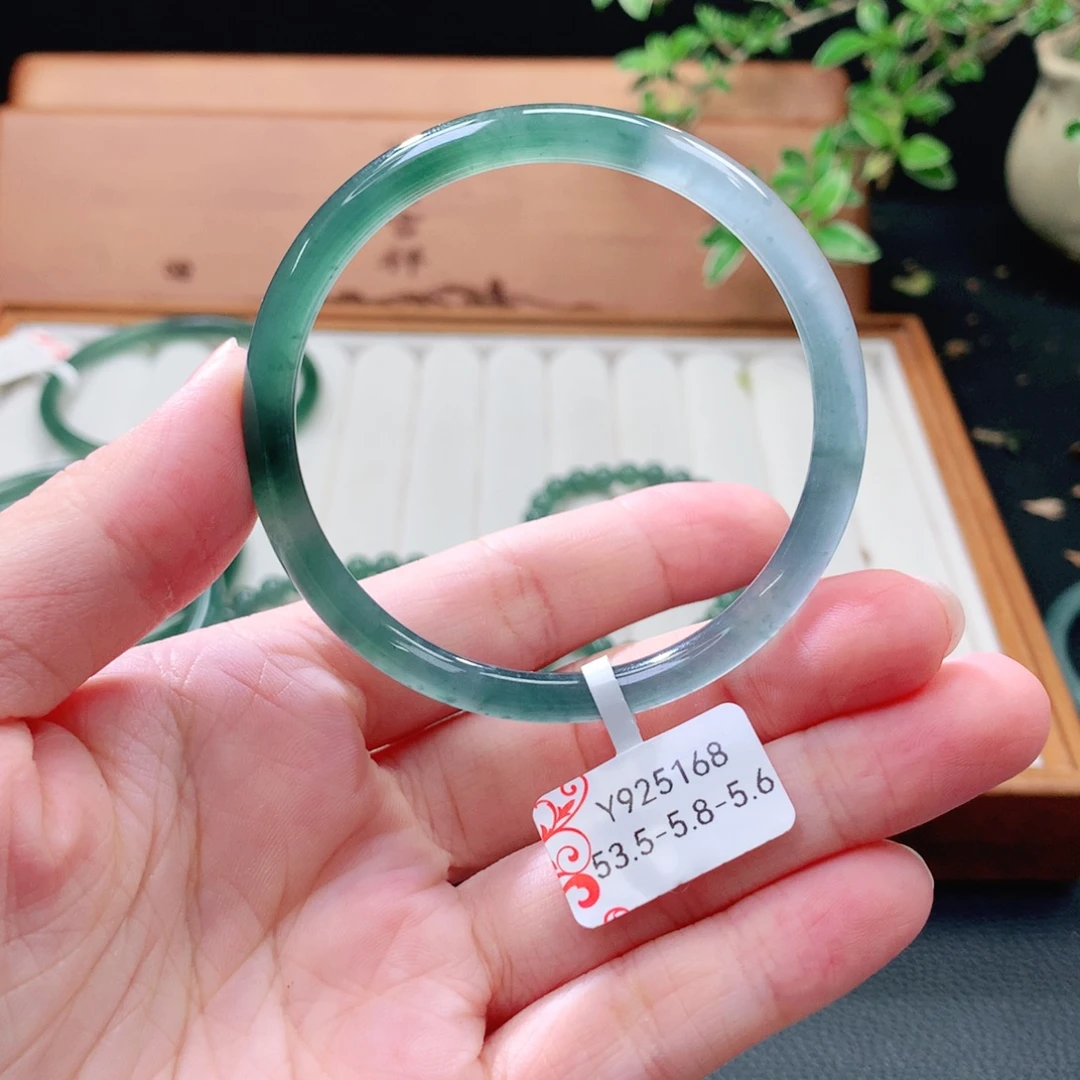 翡翠未镶嵌手镯（圆镯）
