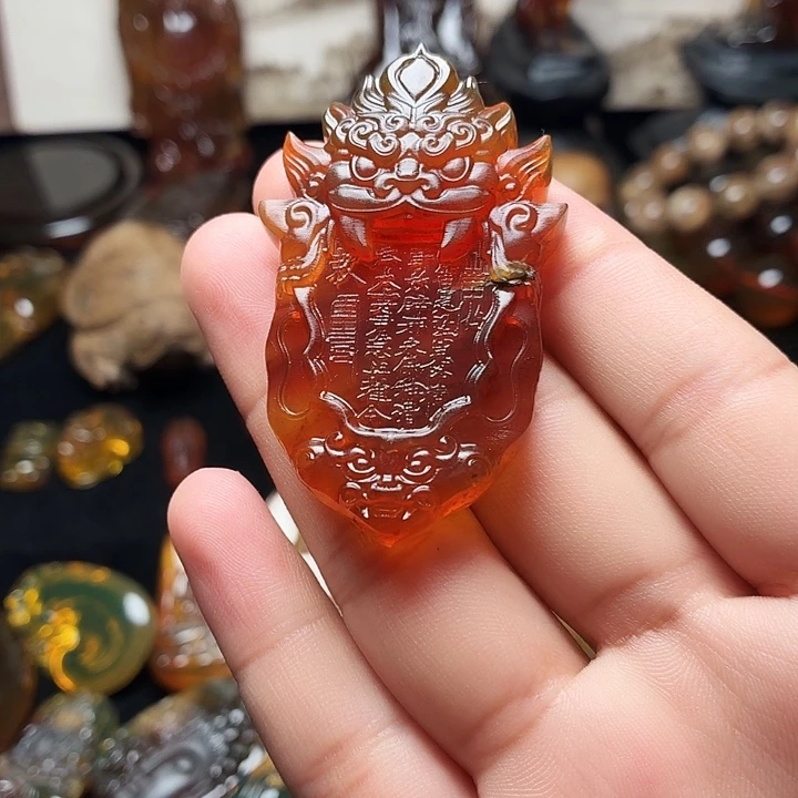 琥珀未镶嵌颈饰..