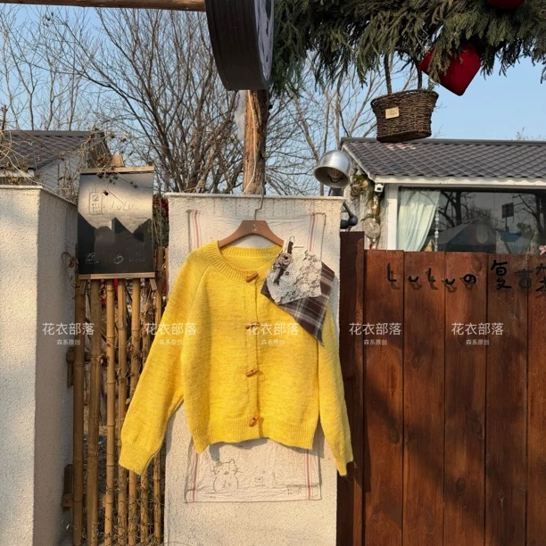 编号D1009 花衣部落秋冬厚款森系黄色牛角扣针织上衣女