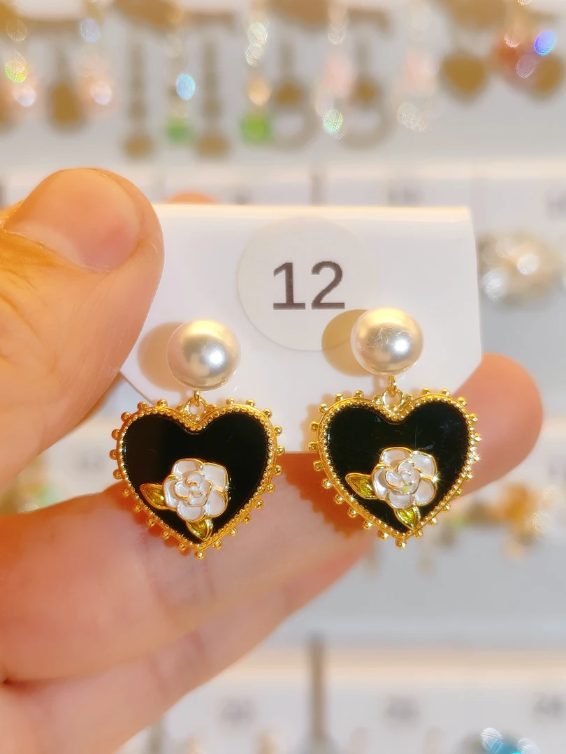 铜合金耳饰 58号轻奢黑色小香爱心耳钉