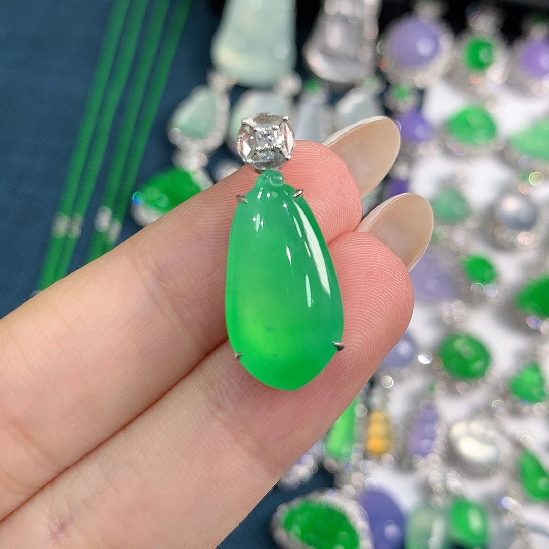 翡翠18K金镶嵌颈饰木那高冰渐变甜阳绿福瓜 48小时鉴赏期