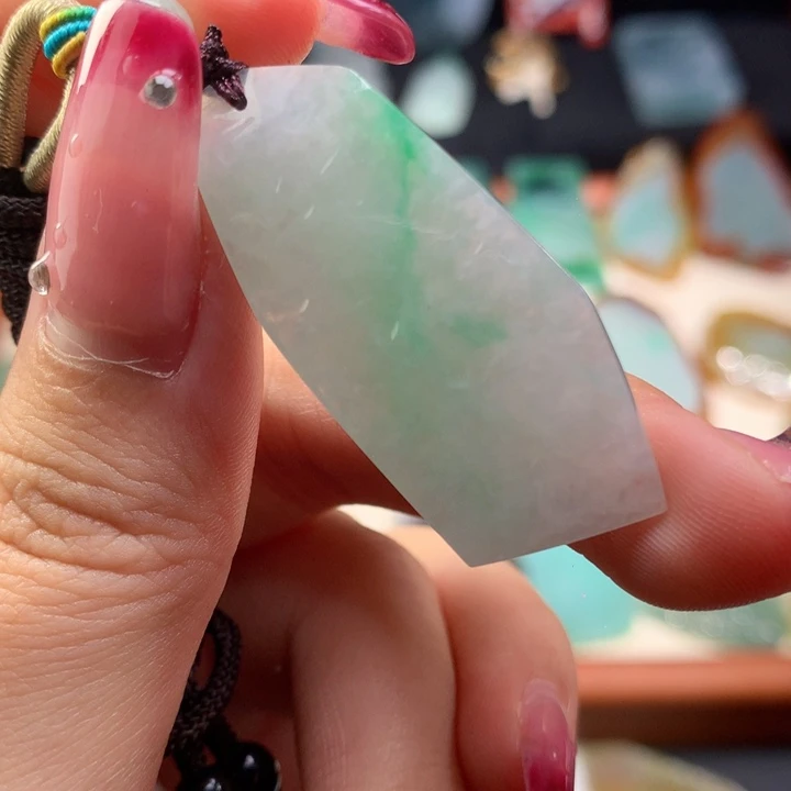 颈饰未镶嵌翡翠好