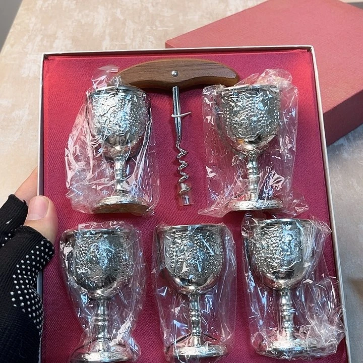 23五只酒杯一个开酒器