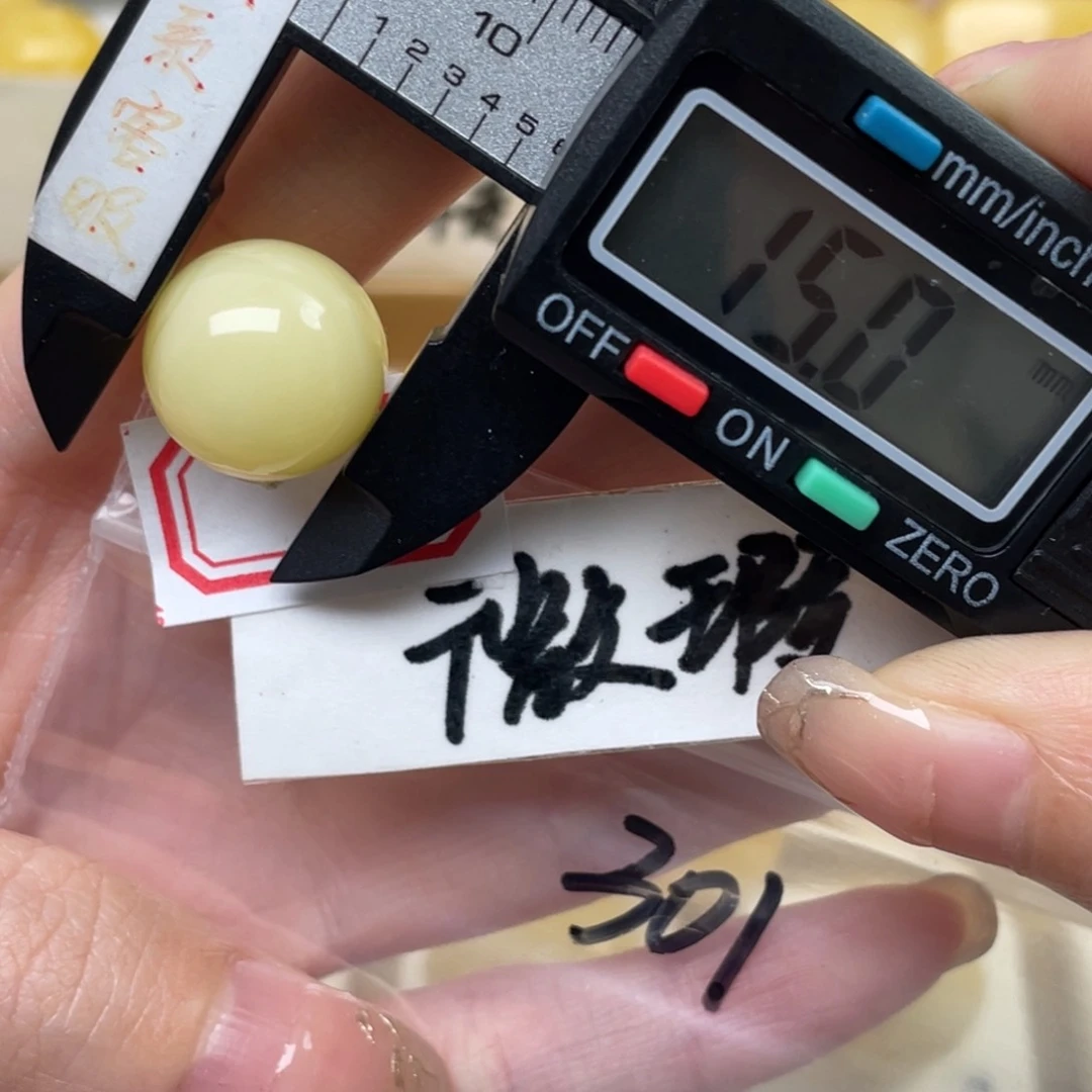 蜜蜡裸石未镶嵌…*？微瑕