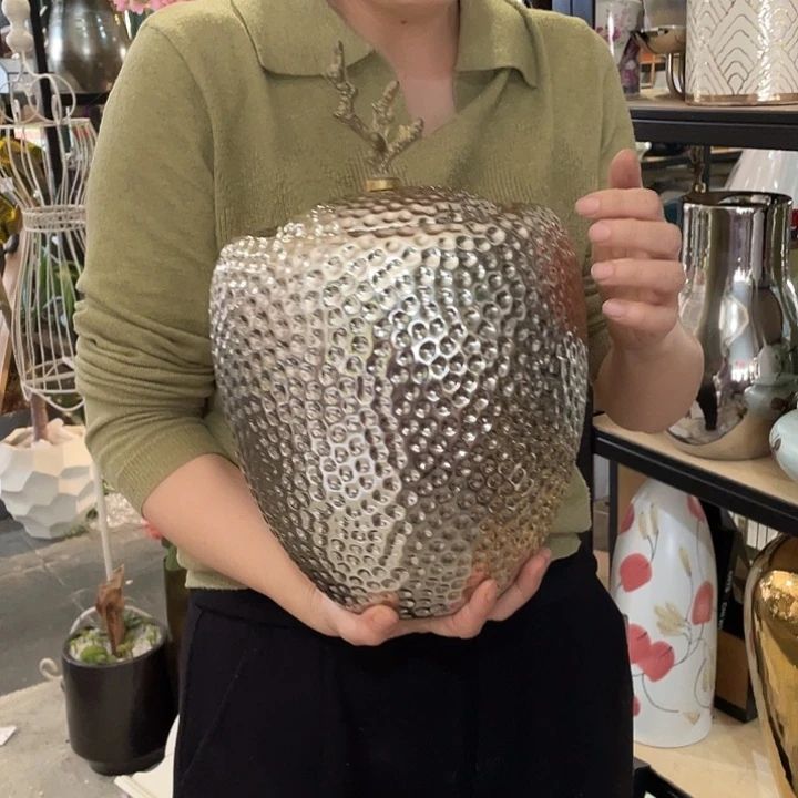 陶瓷花瓶，茶杯茶具。