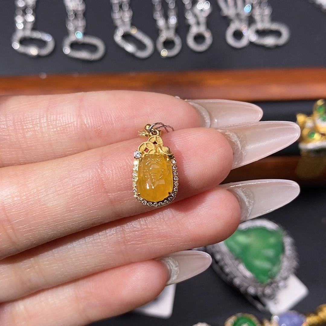 颈饰18K金镶嵌翡翠貔貅