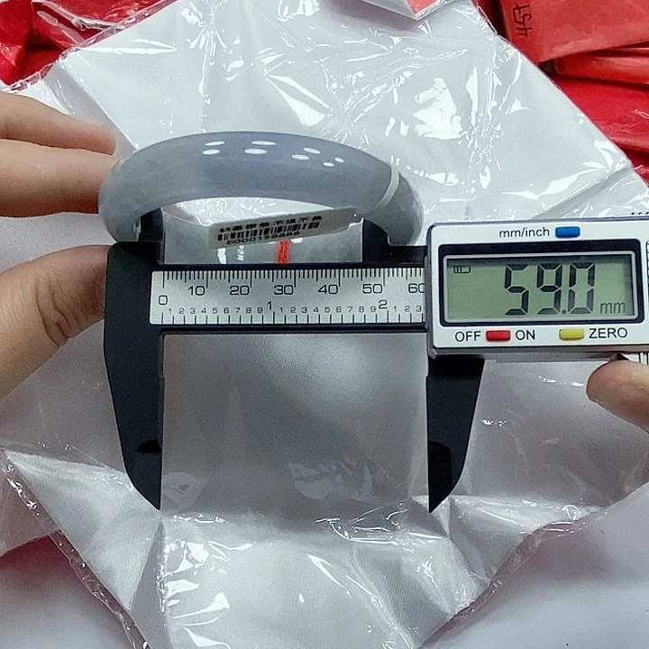 翡翠手镯未镶嵌218。