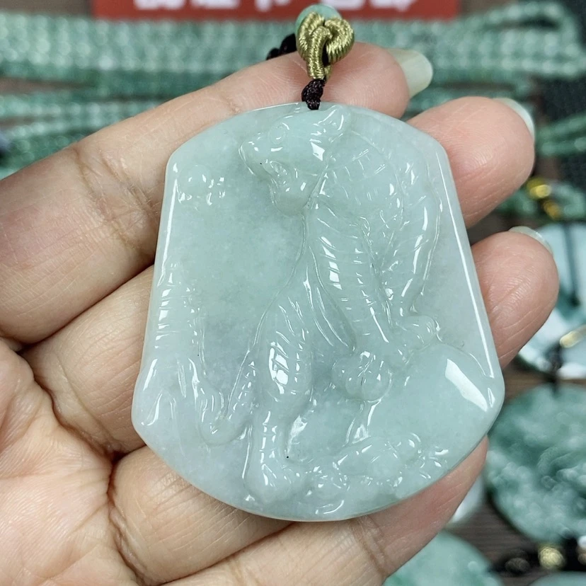 【闪购商品】翡翠颈饰未镶嵌玉吊坠翡翠玉上山虎牌