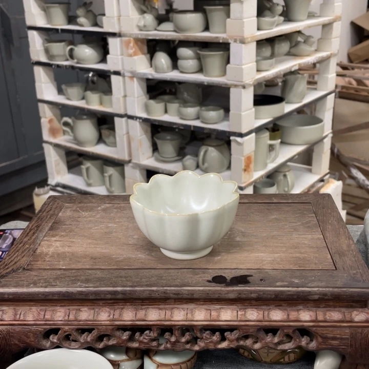 摆件月白釉支烧莲花杯