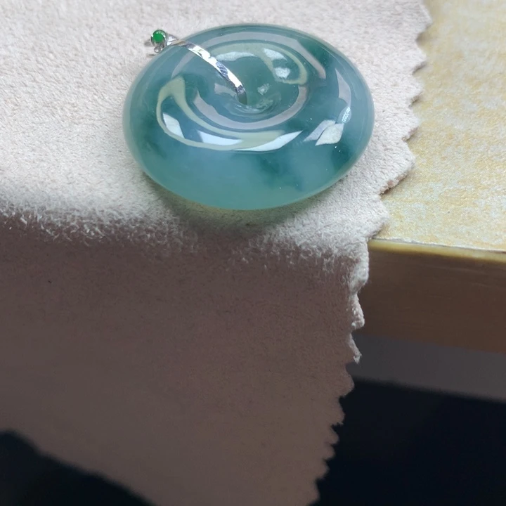 翡翠颈饰18K金镶嵌吊坠