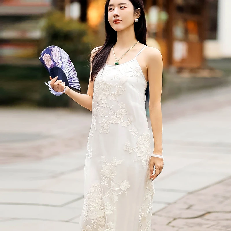 复古日记“花倚”100桑蚕丝手推绣欧根纱满绣白色吊带连衣裙