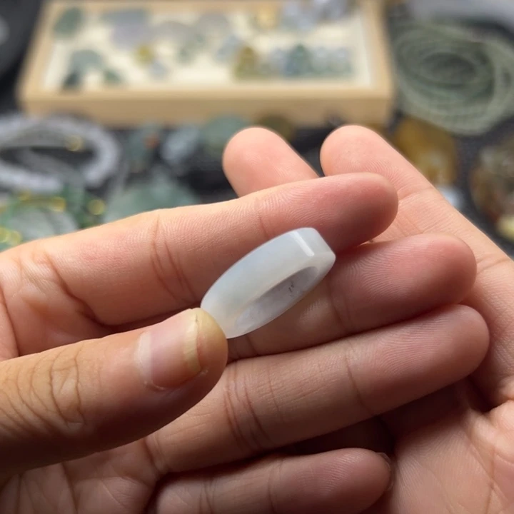 颈饰未镶嵌翡翠方戒