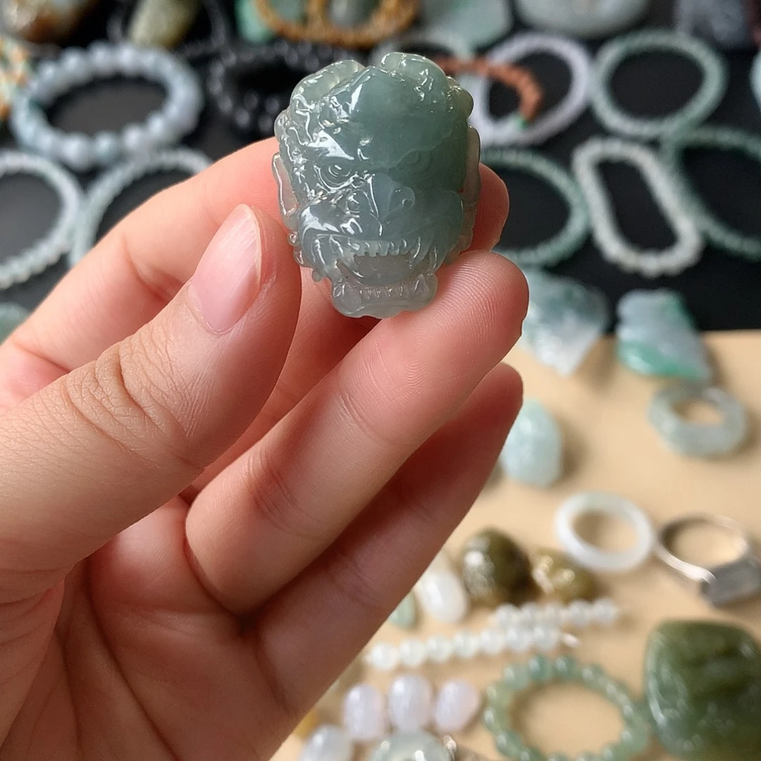 翡翠未镶嵌颈饰龙头