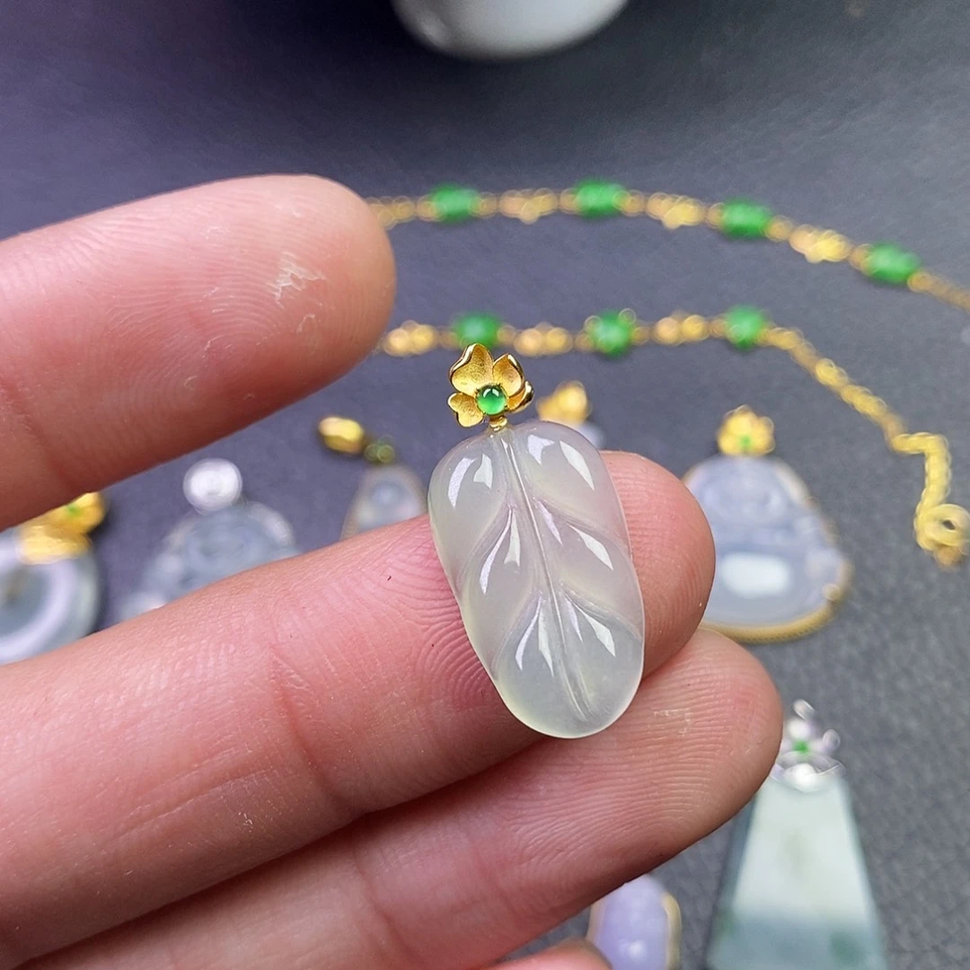 颈饰18K金镶嵌翡翠