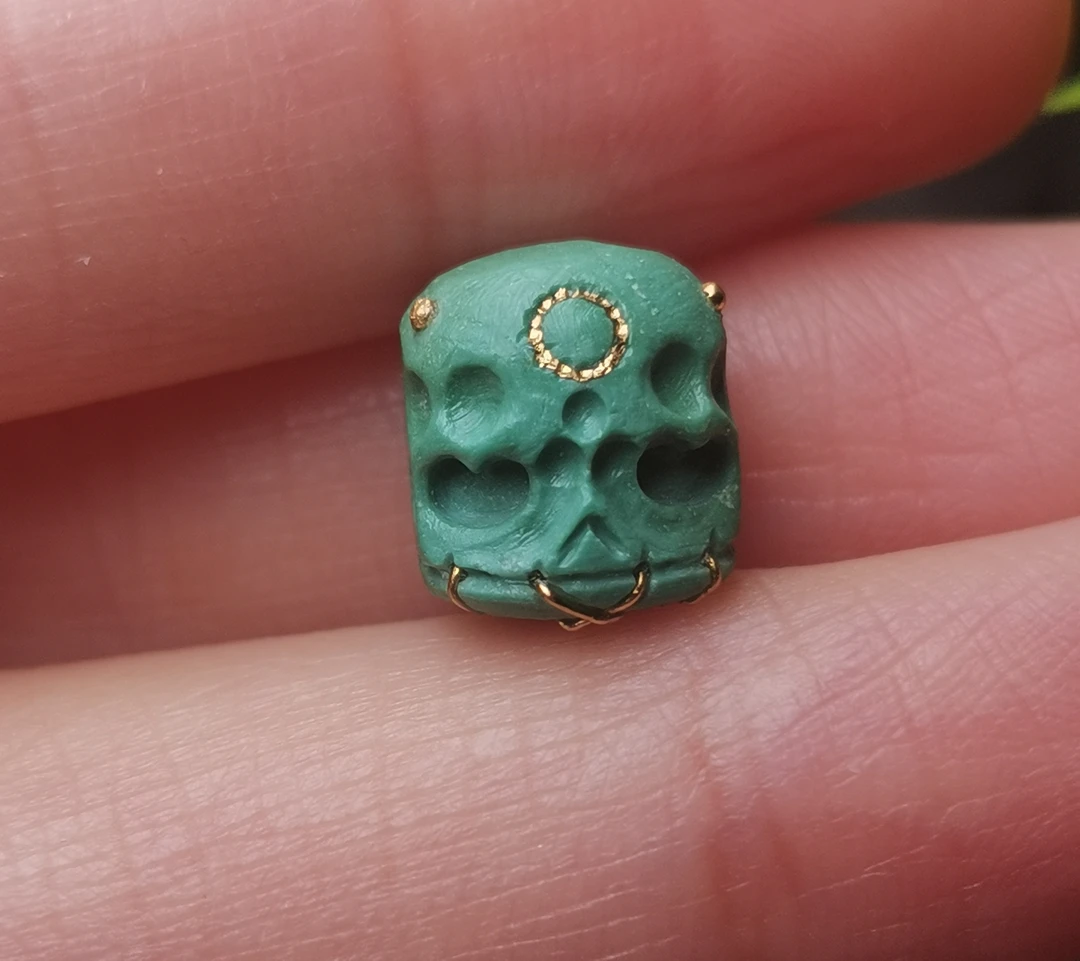 原矿绿松石干货柔光阿呆，有白点，9.7-8.5-9.2未打孔，拍下联系客服