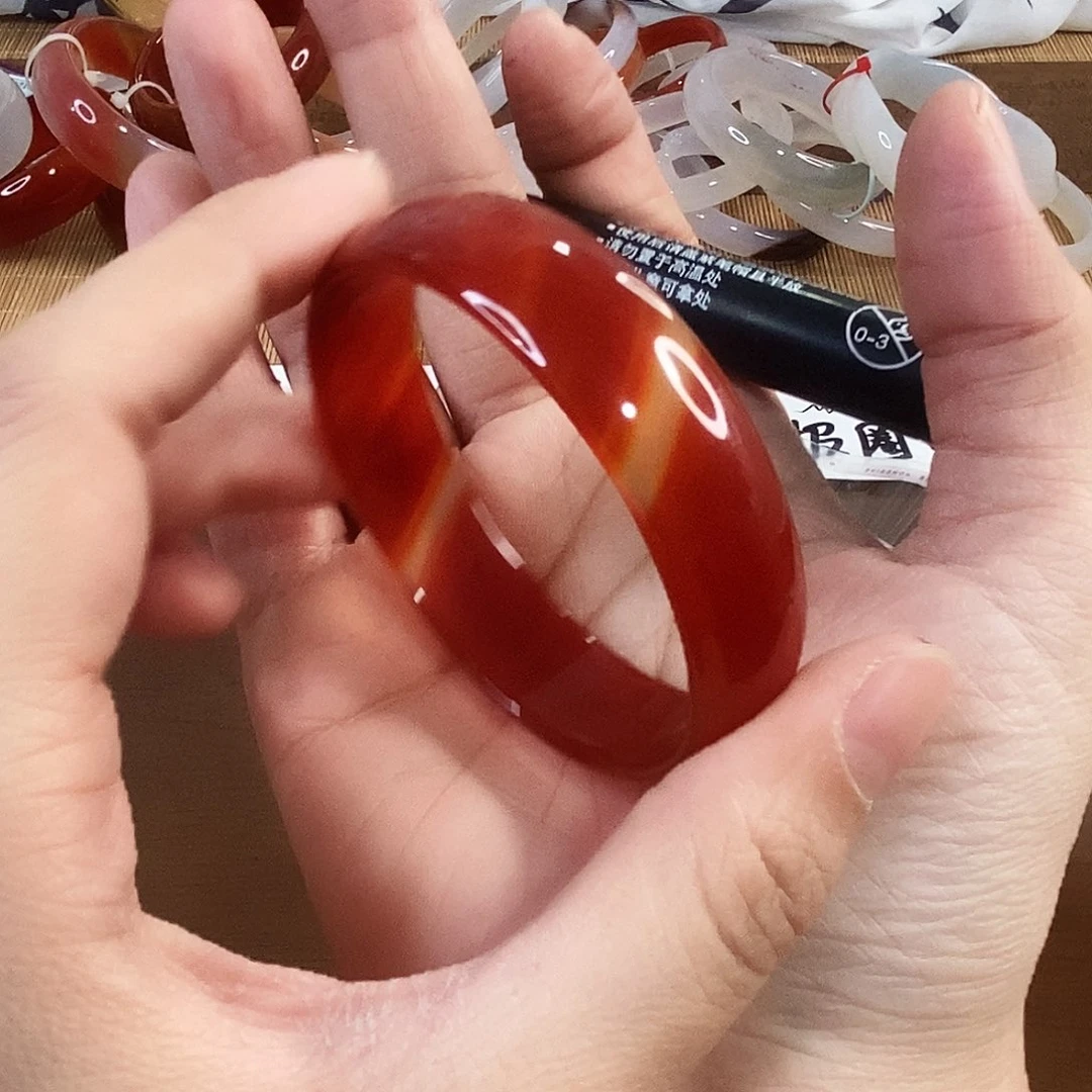 玛瑙/玉髓未镶嵌手镯0235。54.8圈。瑕