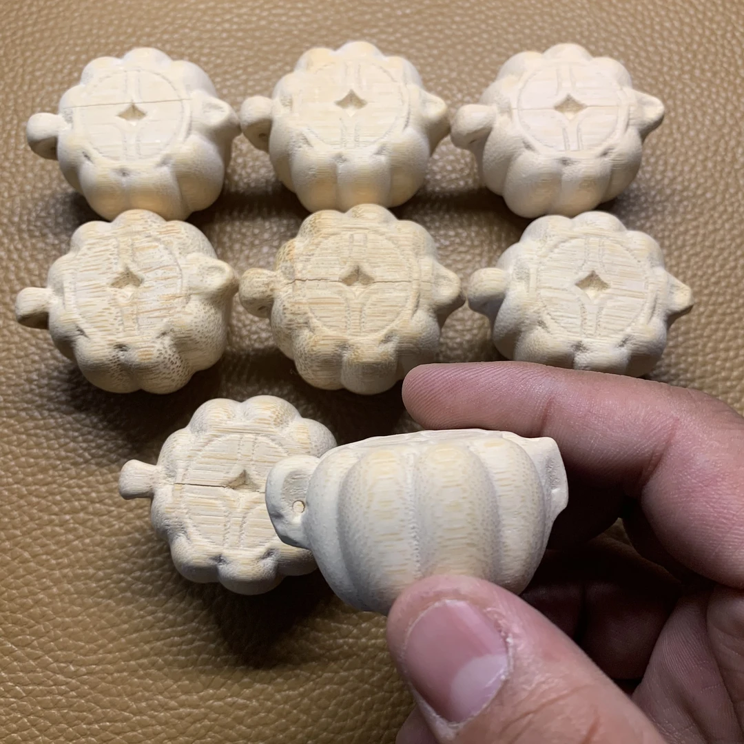 B52  实心玉竹雕刻特价带裂把把壶