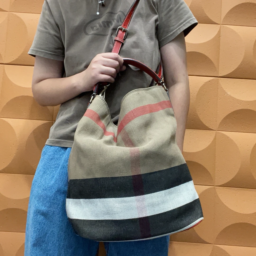 95新 BURBERRY/博柏利 【胖】 44 0929 红色肩带水桶单肩包