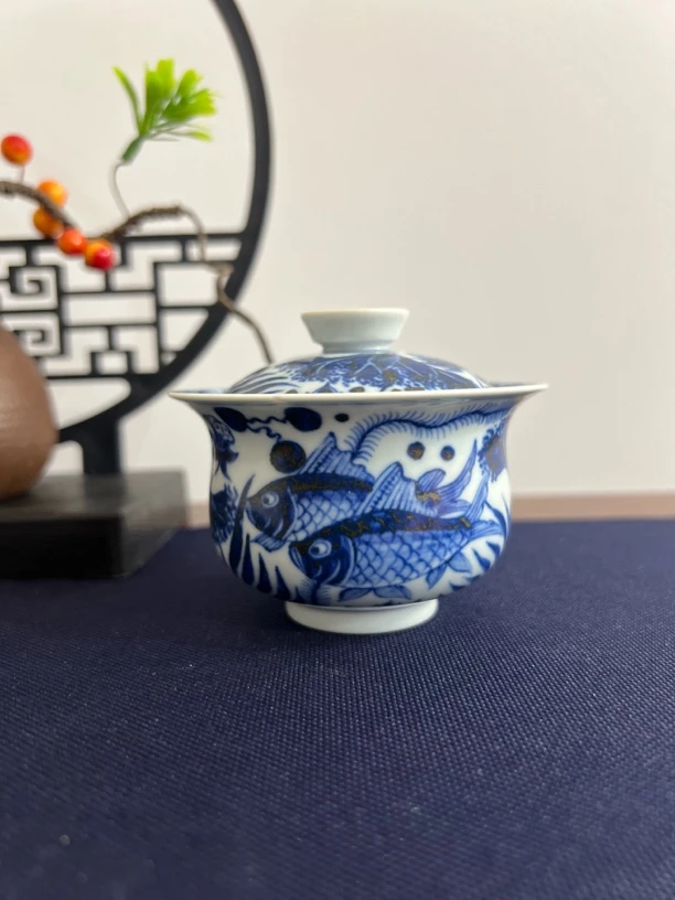 手绘青花鱼藻纹盖碗