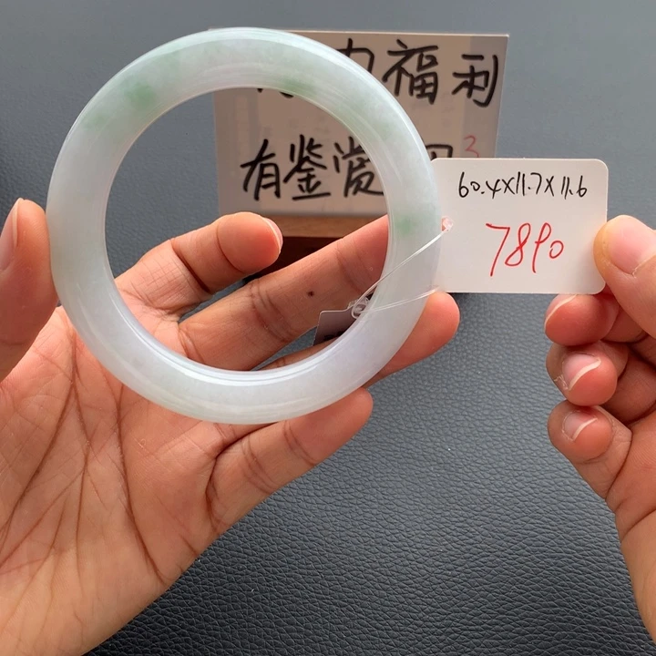 翡翠手镯未镶嵌翡翠手镯