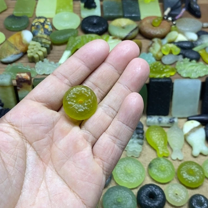 完***蕉蛇纹石玉未镶嵌吊坠