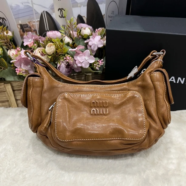 99新 MIU MIU/缪缪 卡其色单肩机车包