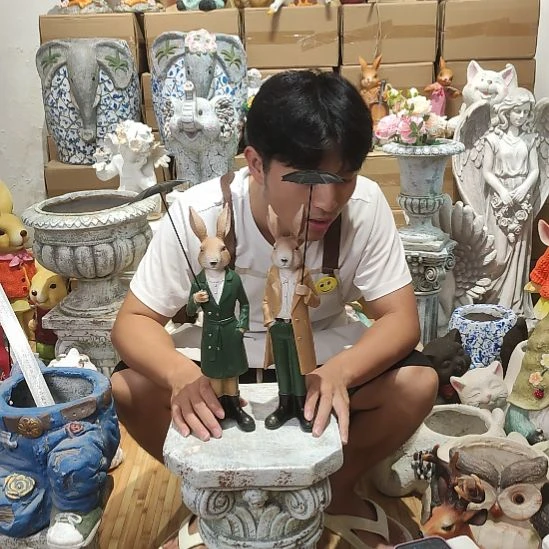 合成树脂打伞兔一对